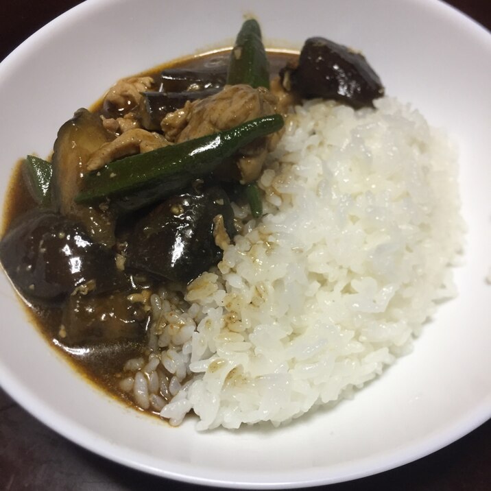 ナスとオクラと鶏胸肉で中華風カレー